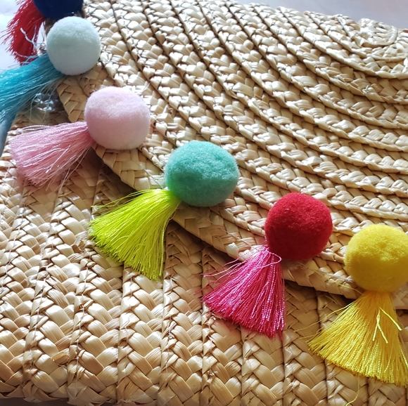 🆕️ Straw Pom Pom Clutch - Picture 3 of 8